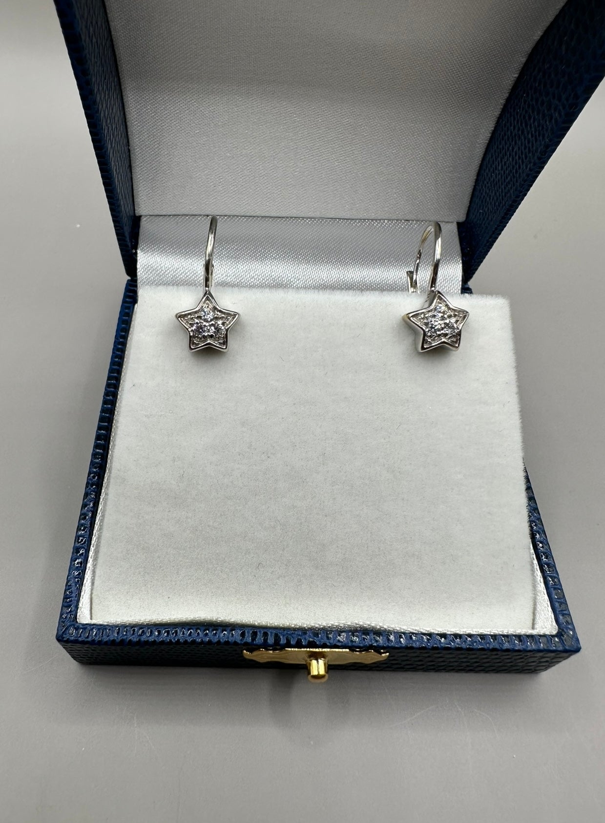 Dangling Star Shaped White Gold Earrings