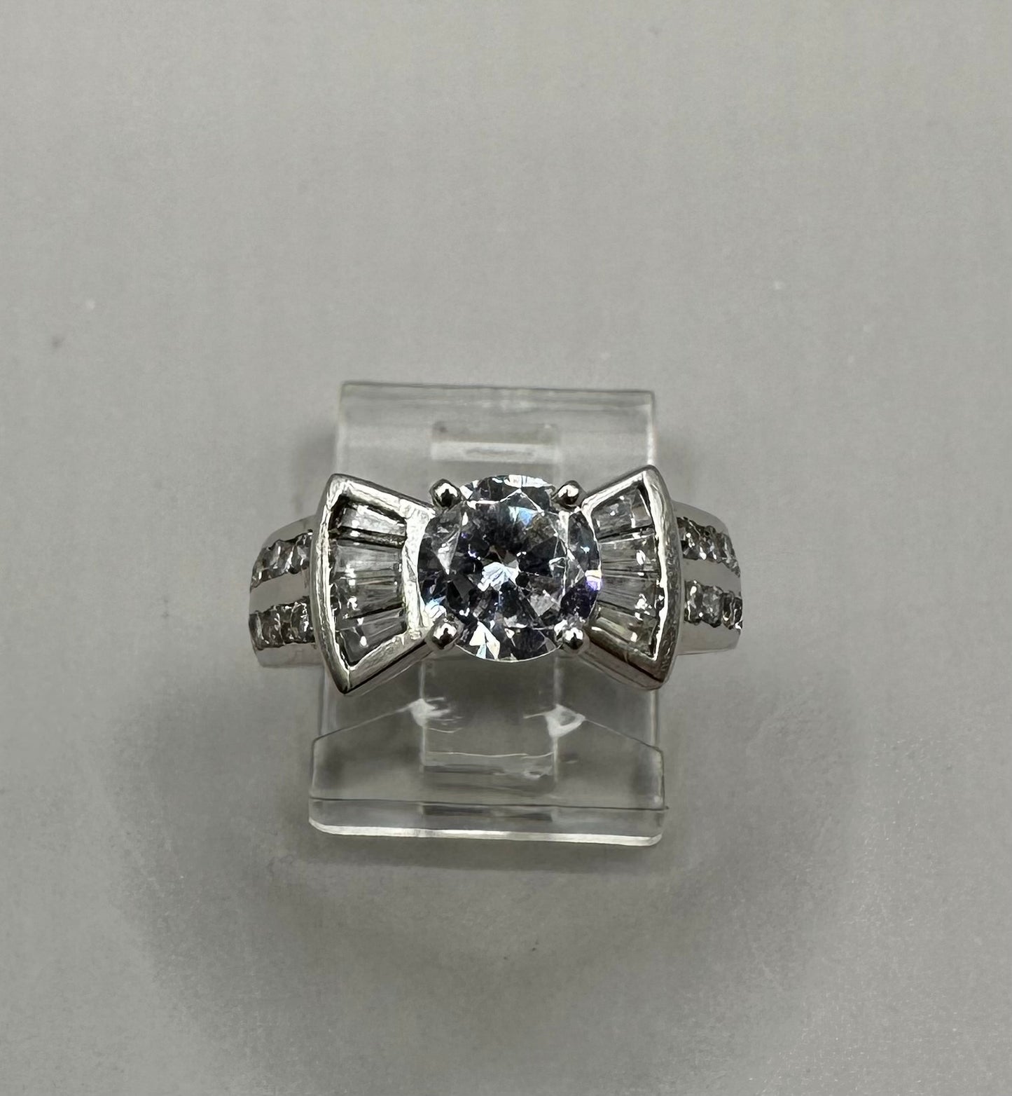 Solitaire Bow-Tie White Gold Ring