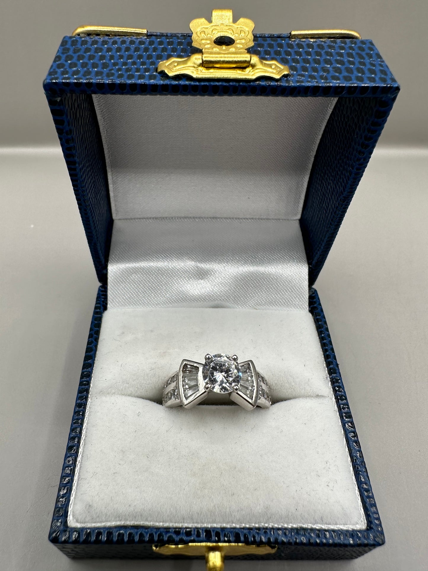 Solitaire Bow-Tie White Gold Ring