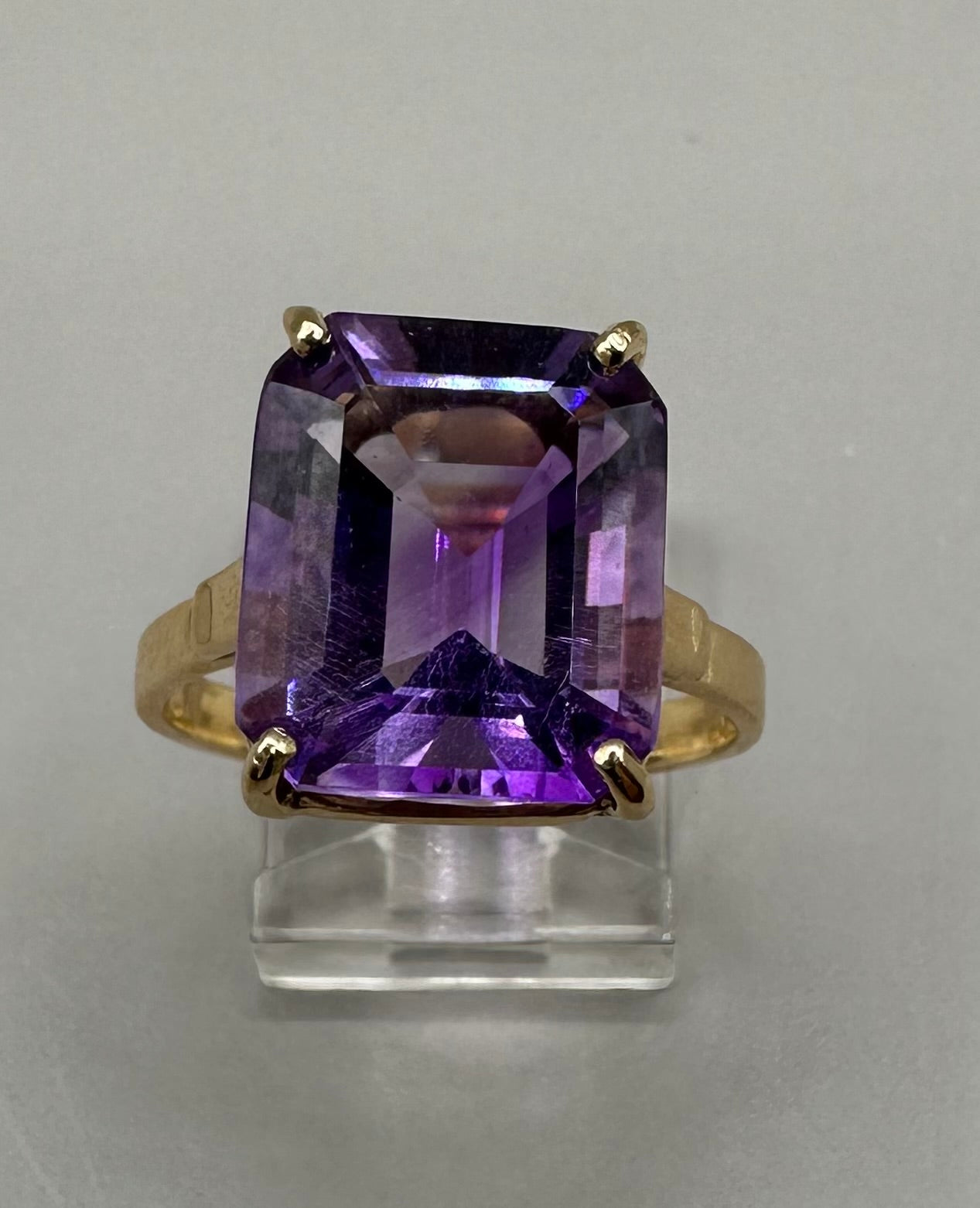 Solitaire Amethyst Yellow Gold Ring