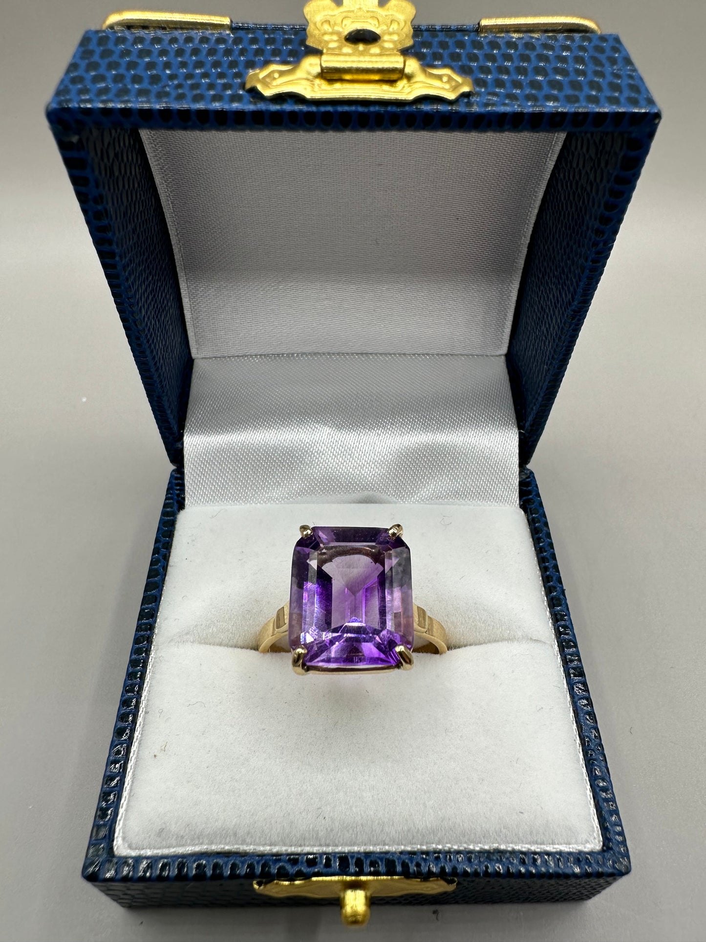 Solitaire Amethyst Yellow Gold Ring