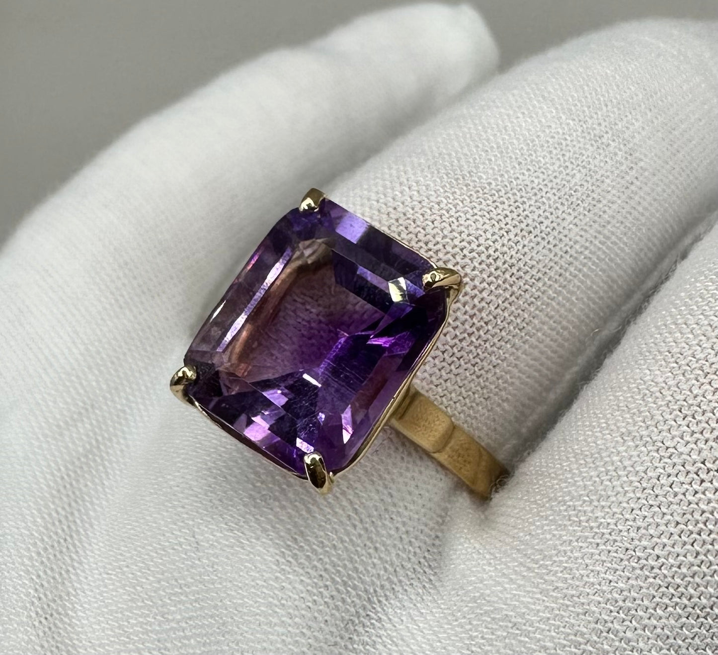 Solitaire Amethyst Yellow Gold Ring