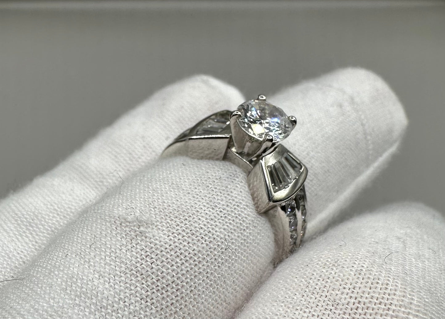 Solitaire Bow-Tie White Gold Ring